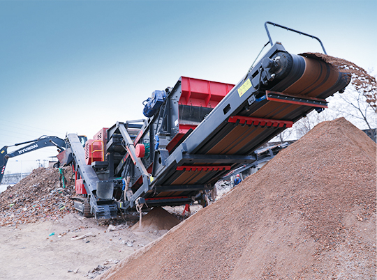 為什么礦山與建筑行業(yè)老板都在用履帶式移動破碎站？ ——探秘紅星機器的“高效利器”